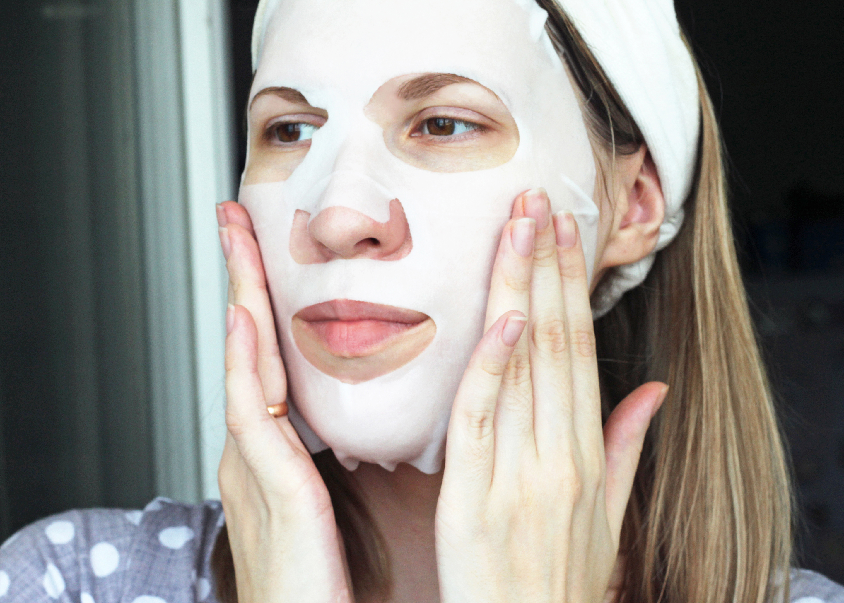 Маска из набора 7 Days Beauty Mix на лице