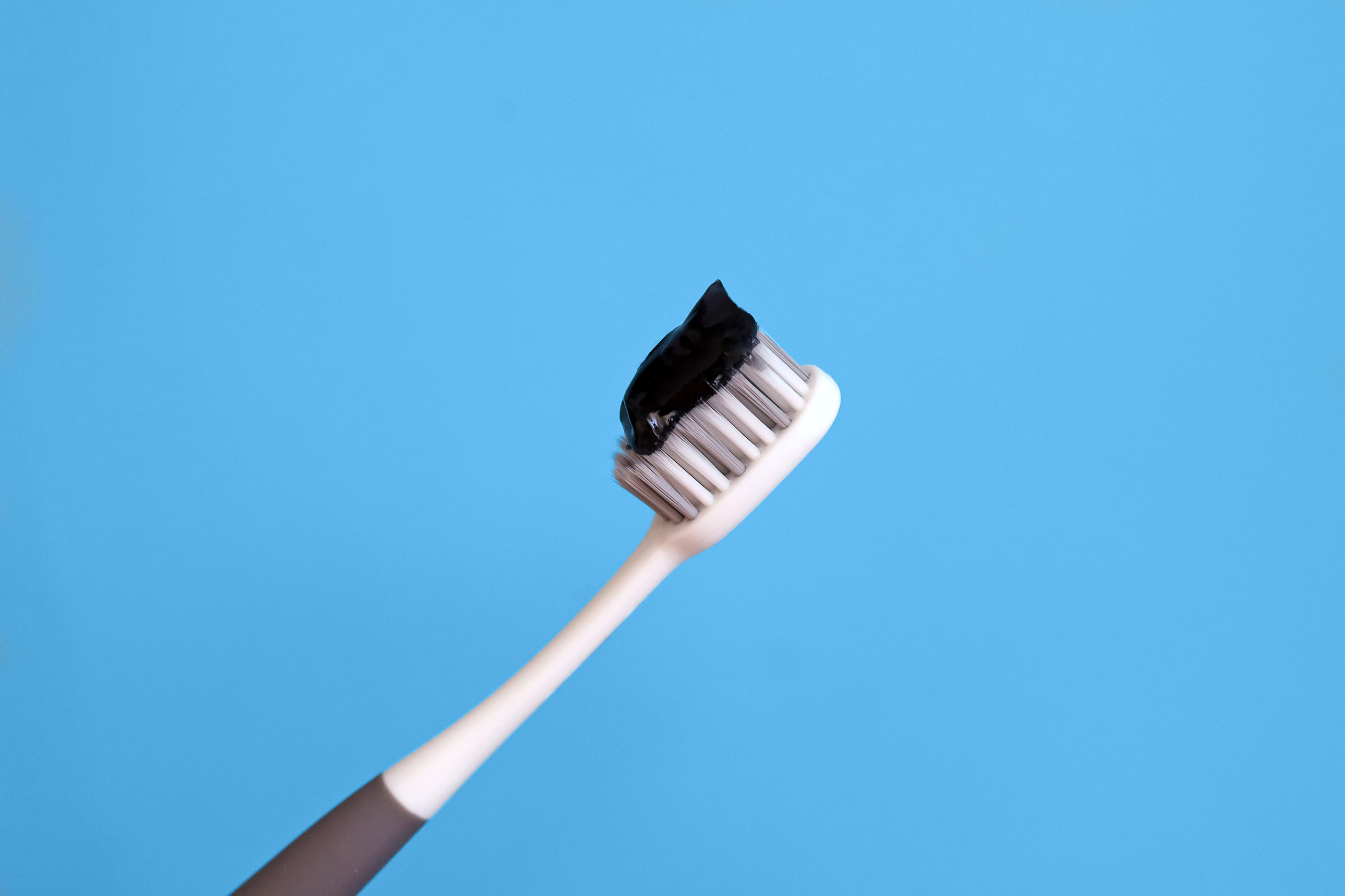 Текстура Отбеливающей зубная паста Black Charcoal с углем Бланкс Blanx