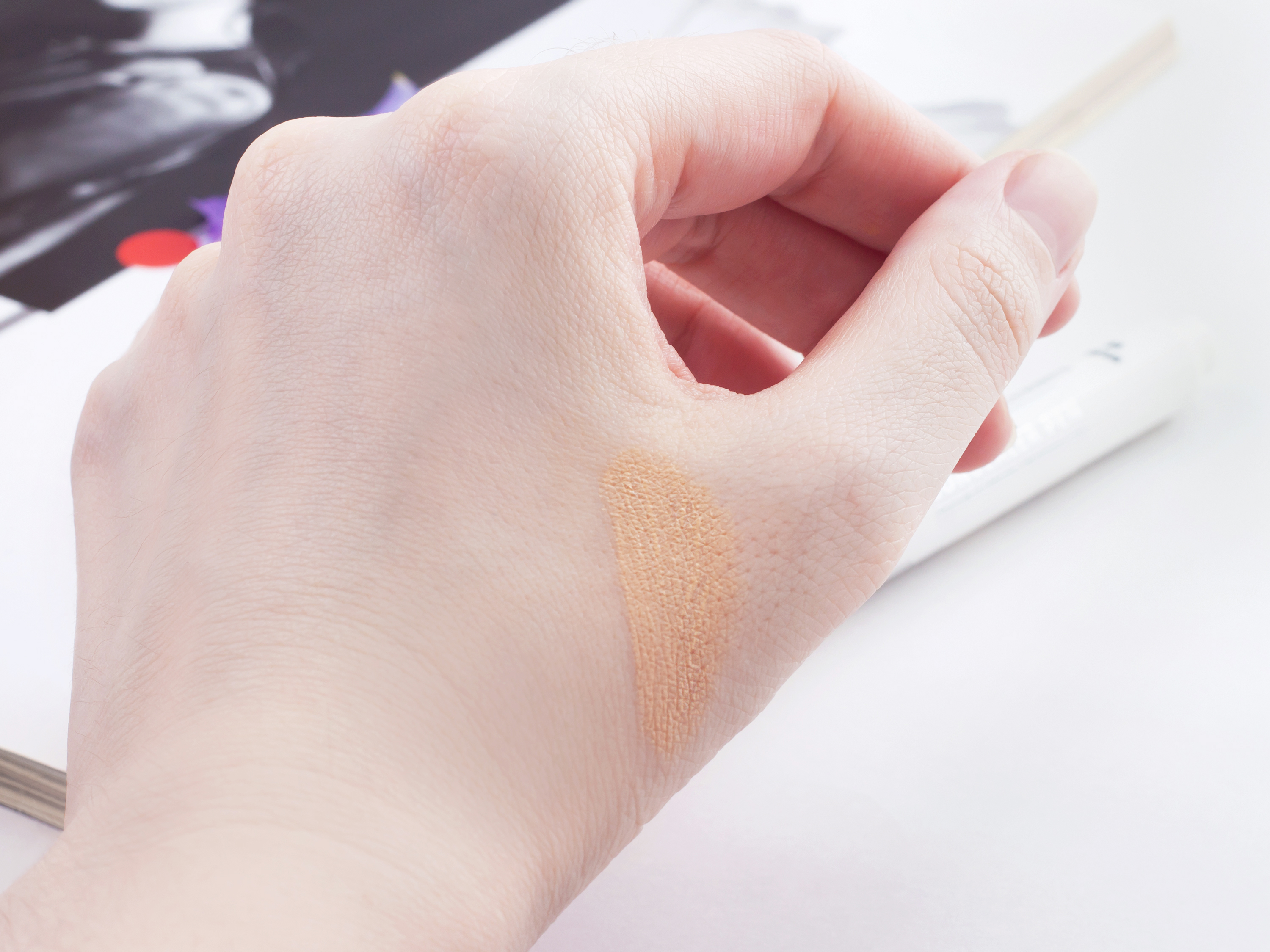 Консилер Eye Care, оттенок Beige Clair свотч