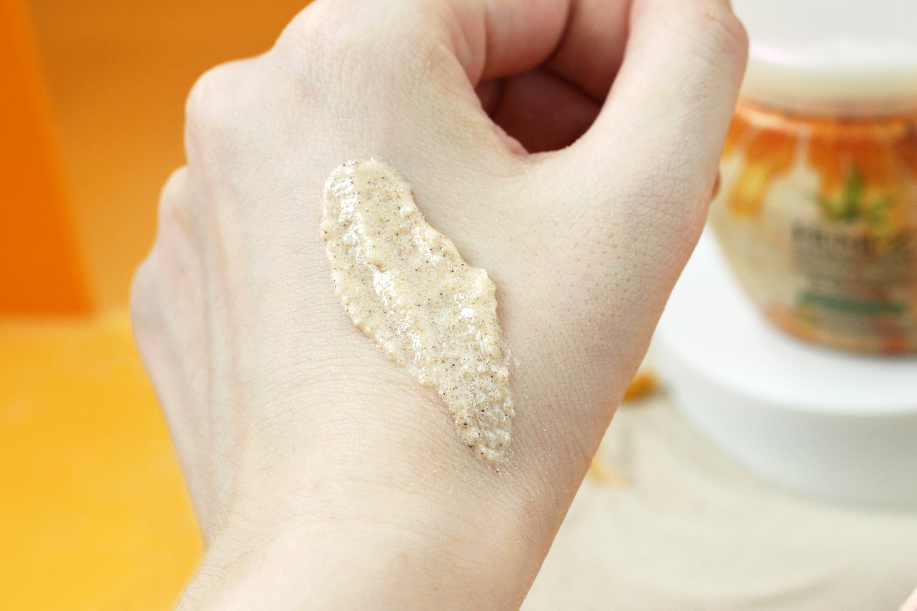 Хемпз Скраб для тела с мерцающим эффектом Hempz Желтый Кварц Citrine Crystal & Quartz Herbal Body Buff, текстура на руке