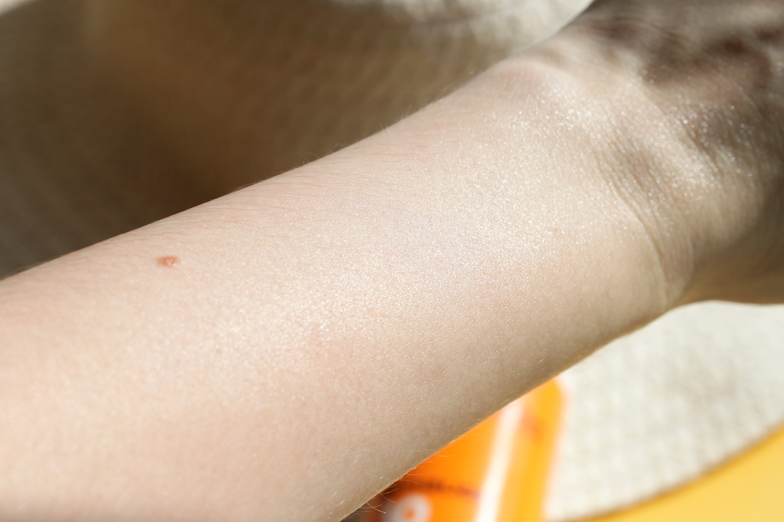 Невидимый спрей для лица и тела La Roche-Posay, Anthelios SPF 30, распределение на коже