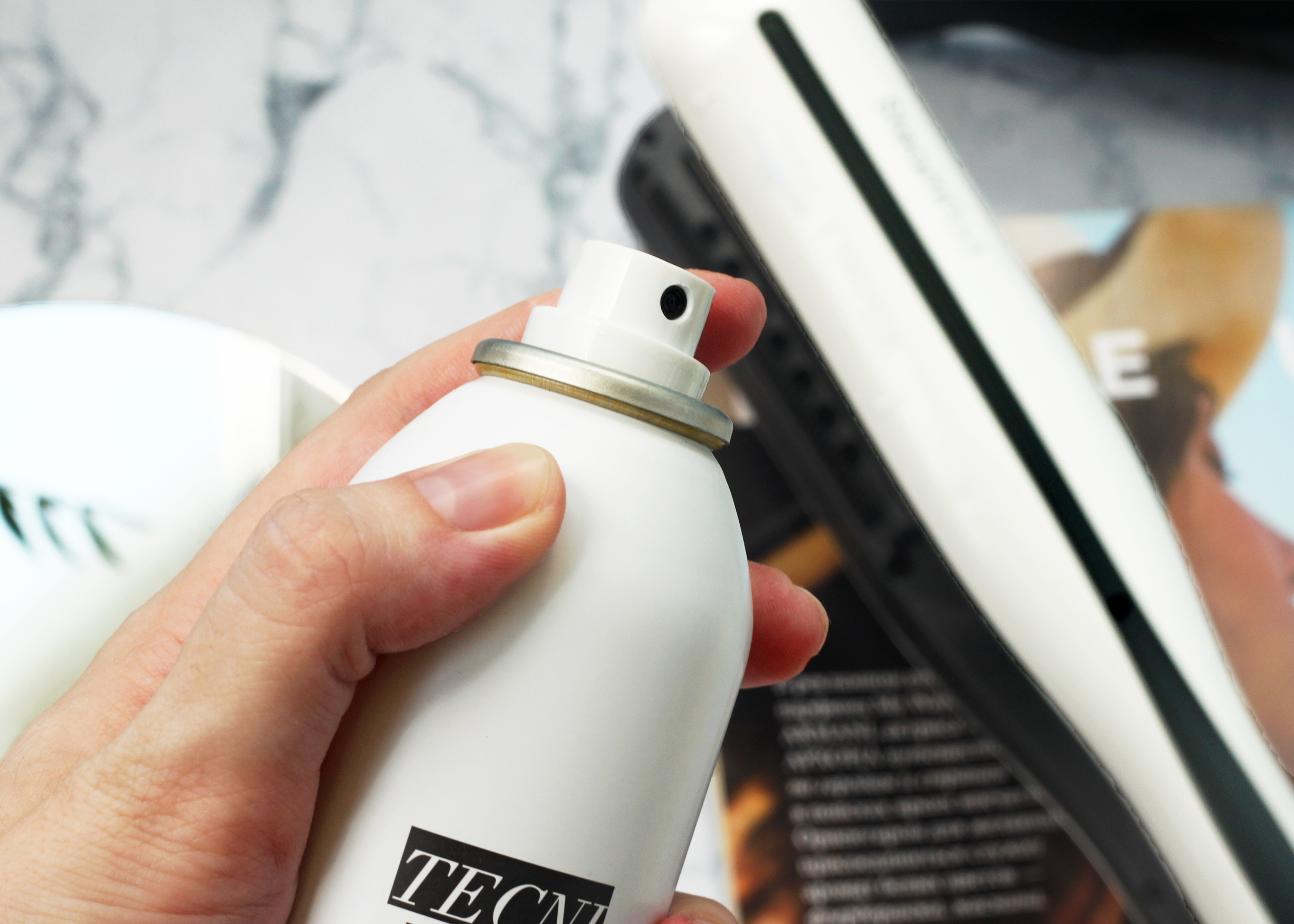 Спрей сильной фиксации с защитой от влаги и УФ-лучей L'Oreal Professionnel, Tecni.Art Fix Anti-Frizz, распылитель