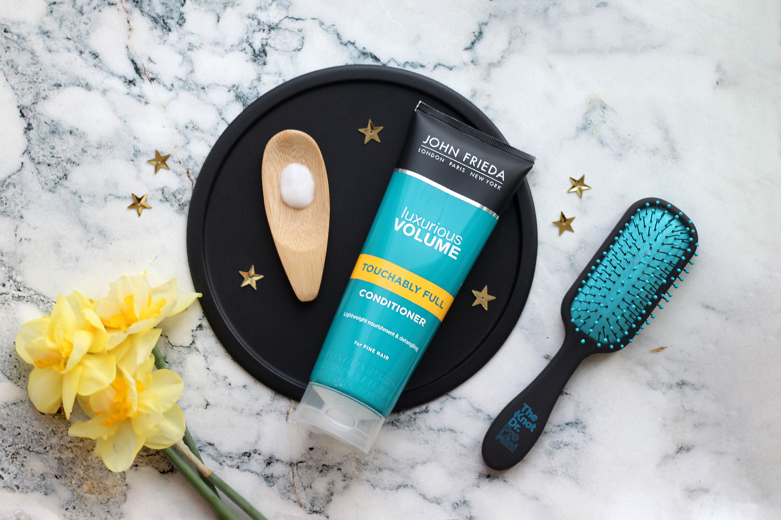 Кондиционер для создания естественного объема волос Touchably Full, 250 мл (John Frieda, Luxurious Volume) текстура