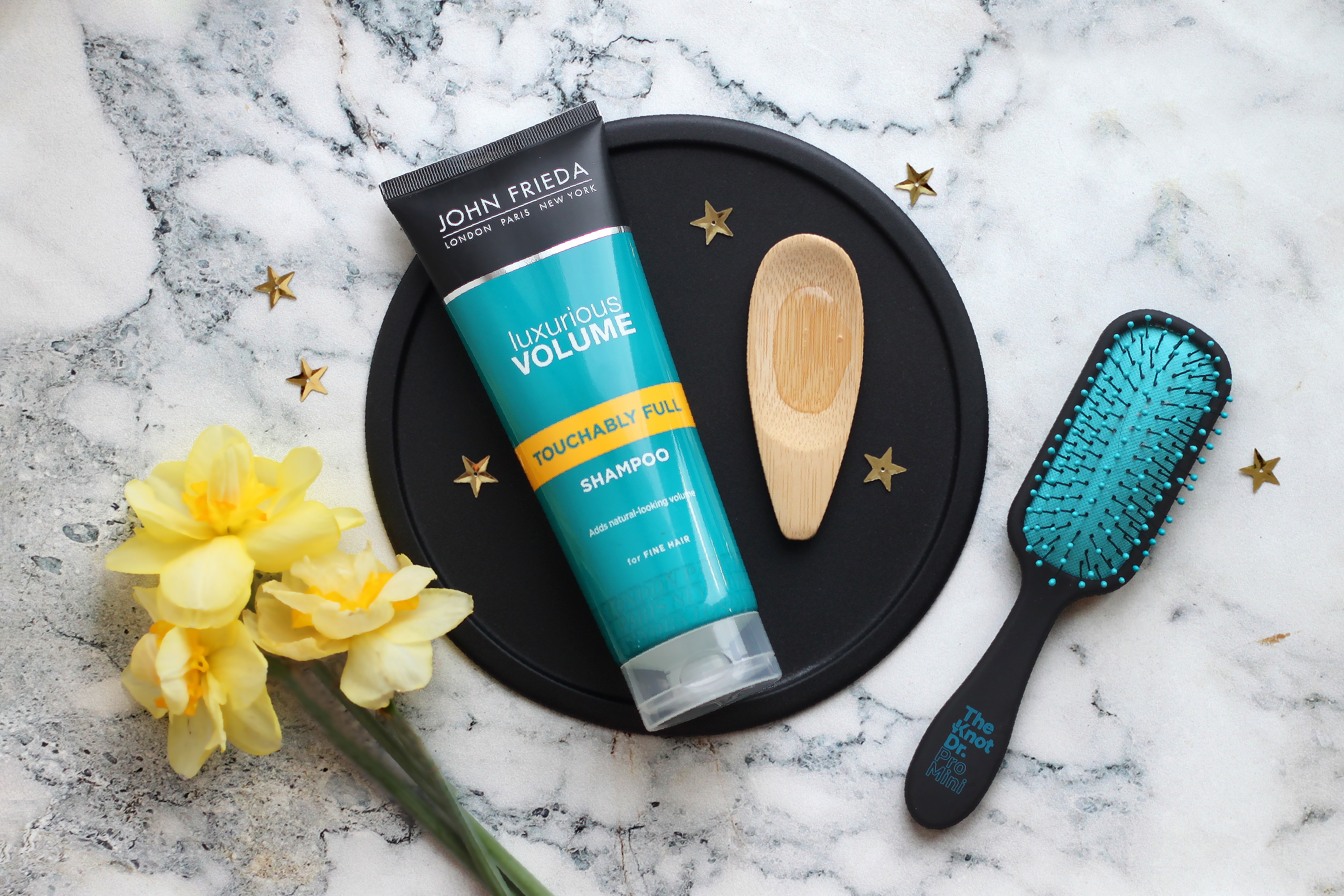 Шампунь для создания естественного объема волос Touchably Full, 250 мл (John Frieda, Luxurious Volume) текстура